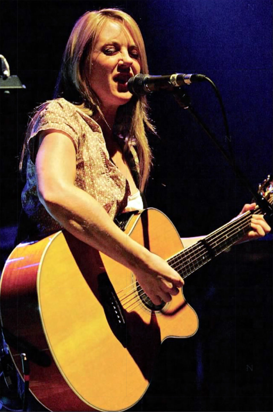 Rocker Liz Phair performs at the Vic Theatre on October 25, 2005. (Photo: Wes Pope/Chicago Tribune/MCT)