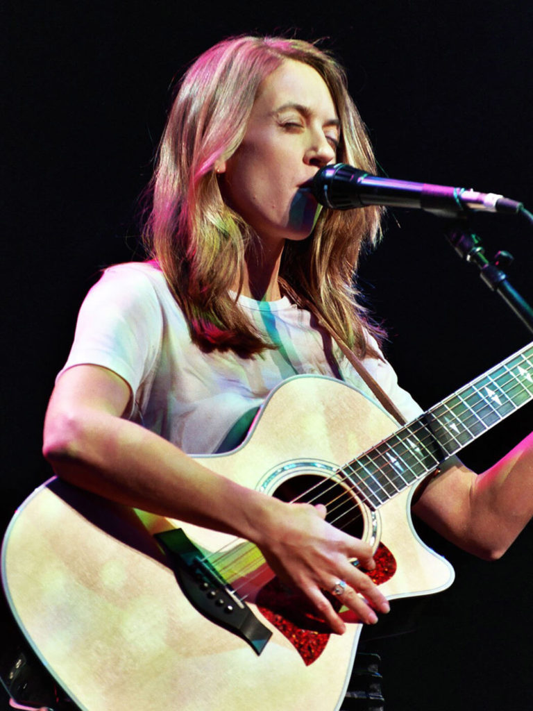 Liz Phair performing in Los Angeles in 1994. (Photo: Jeff Kravitz/FilmMagic, Inc via Getty Images)