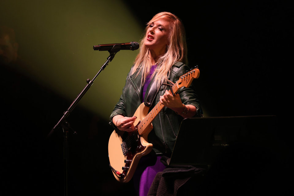 Liz Phair, on her "Exile in Guyville" 30th anniversary tour, performs at the Chicago Theatre Nov. 18, 2023. (Photo: John J. Kim/Chicago Tribune)